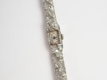 Montre bracelet de dame Art déco en platine, pavée de diamants taille 