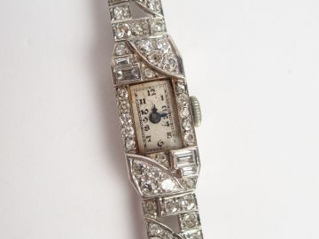 Montre bracelet de dame Art déco en platine, pavée de diamants taille 