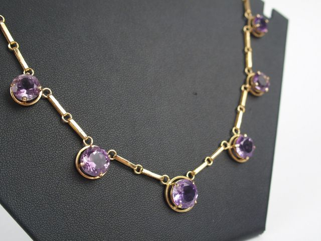 Collier en or jaune et 9 améthystes disposées en chute de 1,5cts à 2,5
