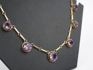 Vente aux enchères Collier en or jaune et 9 améthystes disposées en chute de 1,5cts à 2,5