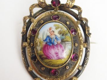 Broche de style Louis XVI en émail "Portrait d'élégante", pierres de c