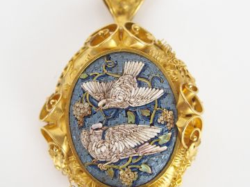 Broche XIXe en micromosaïque à décor de colombes en or jaune finement 