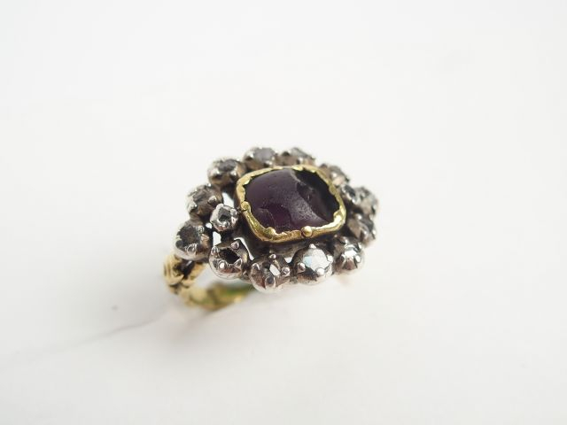Bague ancienne en or jaune et argent, sertie d'une pierre rose (accide