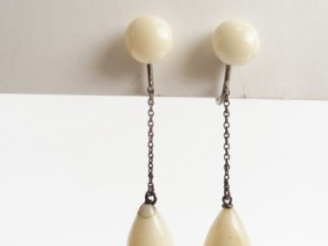 Vente aux enchères Pendants d'oreilles en métal et ivoire.