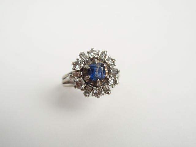 Bague monture or blanc, ornée d'un saphir taille coussin de 0,60 cts e
