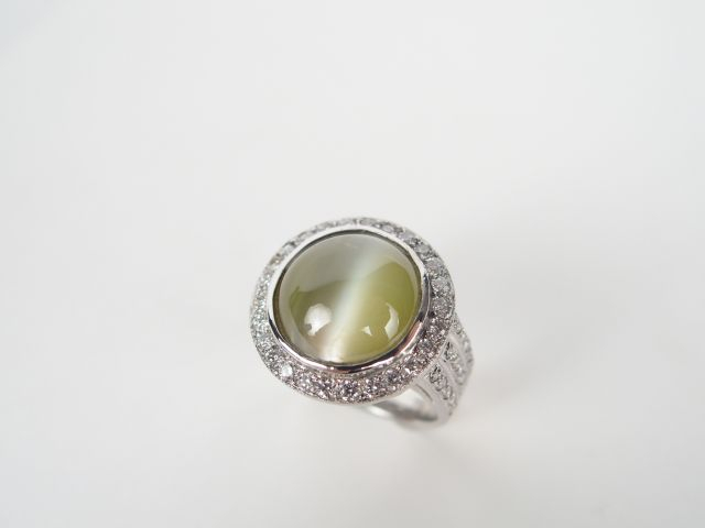 Bague moderne, monture or blanc et pavage de brillants, ornée d'un chr