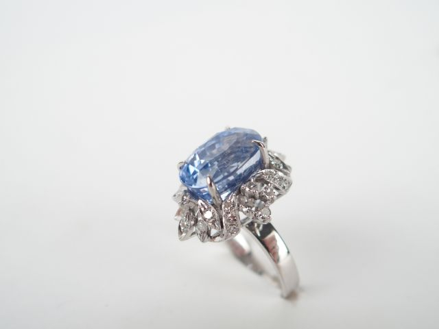 Bague en or blanc, ornée d'un saphir de Ceylan de 10 carats environ, e