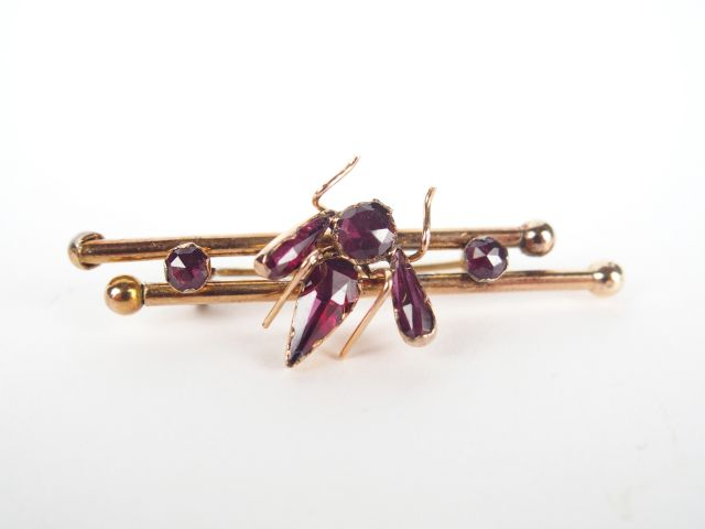 Broche or jaune, ornée d'une mouche en tourmaline rose. Poids tel: 3,7