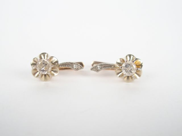 Paire de perce-oreilles en or jaune et or blanc ornées de diamants tai