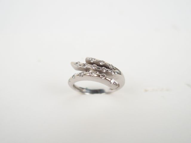 Bague moderne monture or blanc, 3 branches rehaussées de brillants. TD