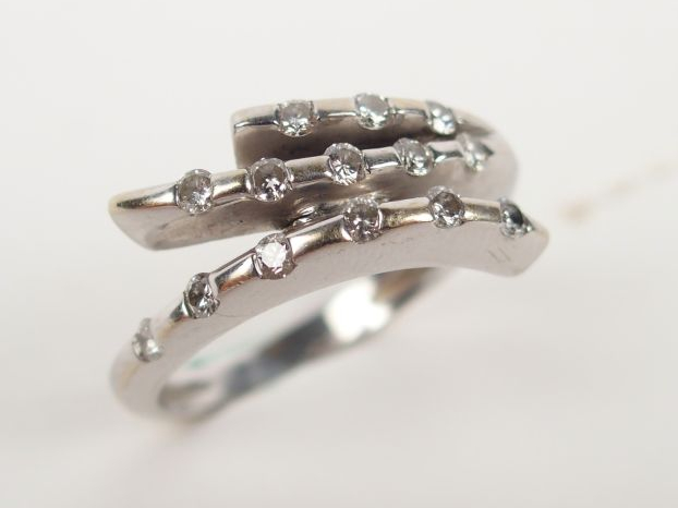 Bague moderne monture or blanc, 3 branches rehaussées de brillants. TD