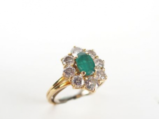 Vente aux enchères Bague marguerite monture or jaune, ornée en son centre d'une émeraude 