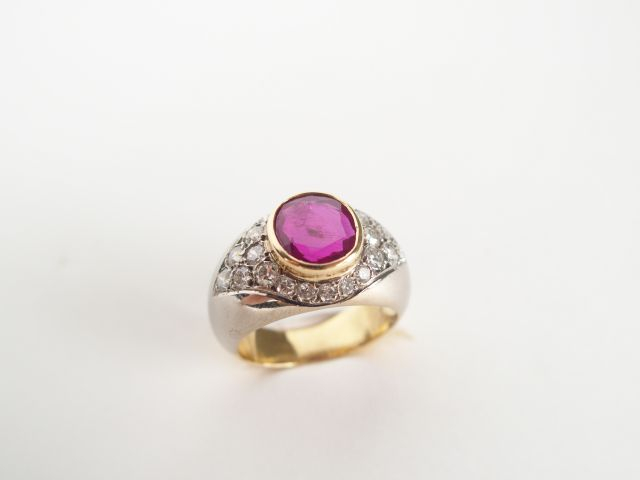 Bague 2 tons d'or, sertie en son centre d'un rubis de 1 cts environ, e