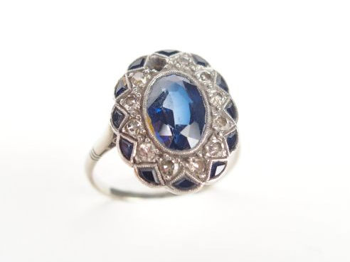 Bague 1920-1930 monture or blanc, ornée en son centre d'un saphir de 2