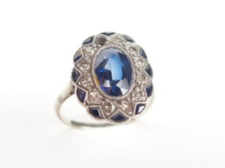 Vente aux enchères Bague 1920-1930 monture or blanc, ornée en son centre d'un saphir de 2