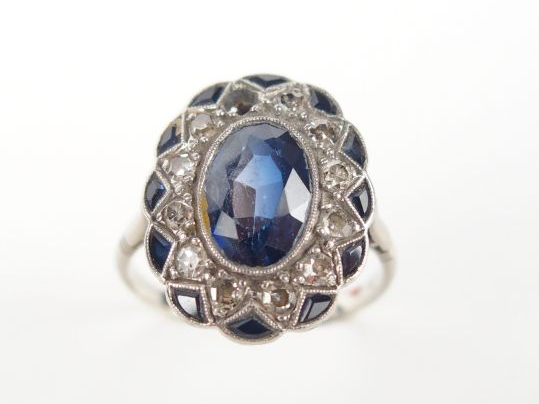 Bague 1920-1930 monture or blanc, ornée en son centre d'un saphir de 2