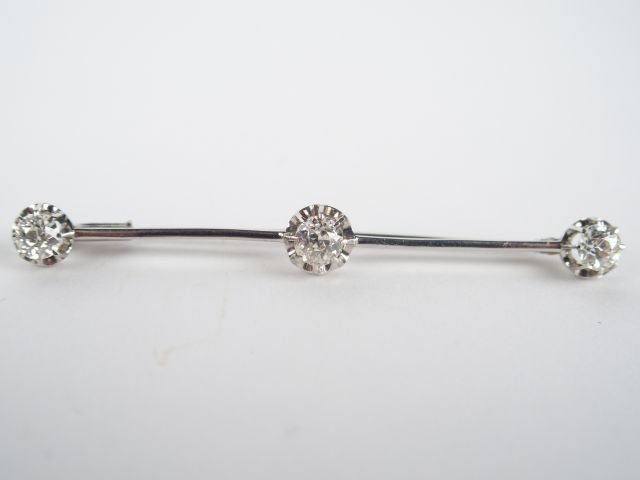 Broche en platine, ornée de 3 brillants entre 0,50 et 0,40cts environ.