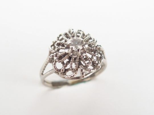 Bague monture or blanc ajourée et pierre à l'imitation du diamant. Poi