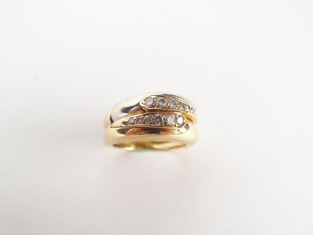 Bague 2 tons d'or et lignes de brillants. Poids tel: 8gr