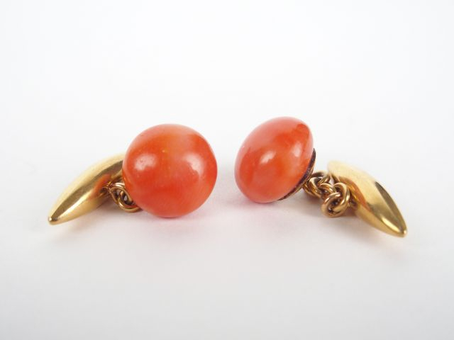 Paire de boutons de manchette en or jaune et corail. Poids tel: 6,8gr