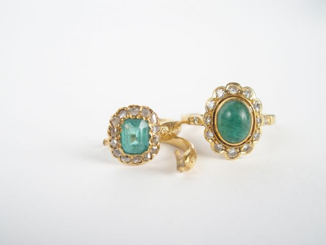 Bague marguerite monture or jaune, sertie d'une émeraude cabochon ento