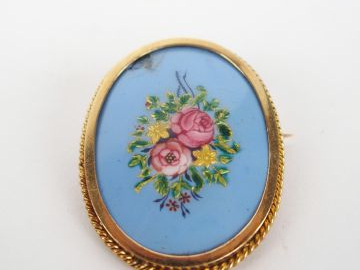 Broche monture or jaune, orné d'un émail décor de fleurs (accident). P