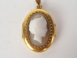 Vente aux enchères Pendentif porte photo en or jaune, orné d'un camée en son centre "Prof