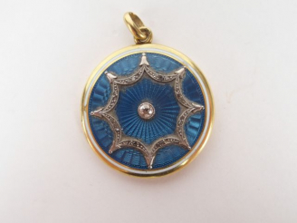 Vente aux enchères Pendentif porte photo Napoléon III en or jaune, émail et diamants tail