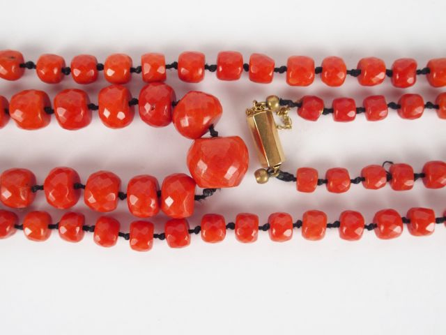 Sautoir en perles de corail faceté, fermoir or jaune.