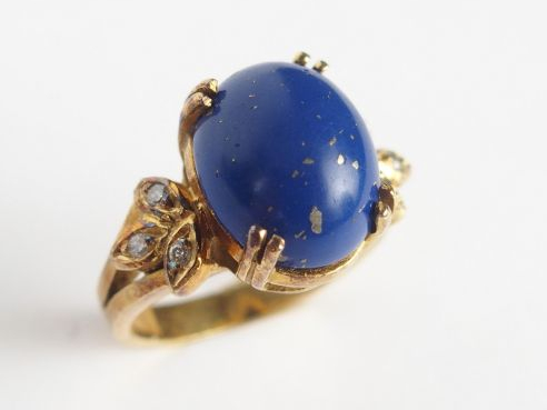 Bague monture or jaune ornée d'un cabochon en lapus lazzuli, épaulé de