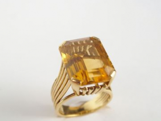 Vente aux enchères Bague monture or jaune, années 60, ornée d'une citrine taille rectangu