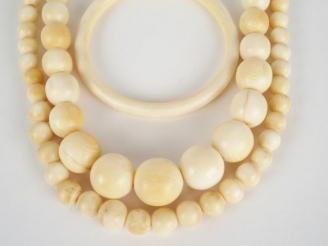 Vente aux enchères 2 colliers en perles d'ivoire disposées en chute (64 cm environ chacun