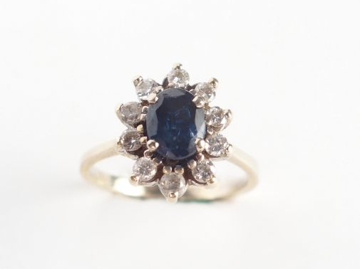 Bague marguerite monture or jaune, ornée d'un saphir de 0,80 cts envir