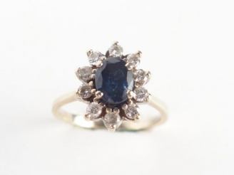 Vente aux enchères Bague marguerite monture or jaune, ornée d'un saphir de 0,80 cts envir