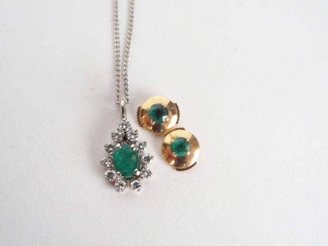 Pendentif monture or blanc, ornée d'une émeraude, entourage de brillan