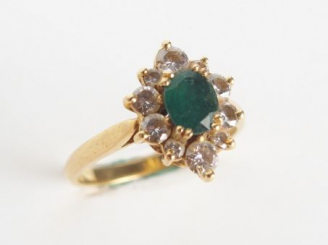 Vente aux enchères Bague en or, ornée d'une émeraude, entourage de petits diamants taille