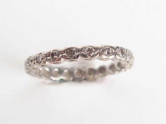 Alliance américaine ornée de petites roses. TDD 58. Poids tel : 3,7 g