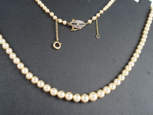 Collier de perles disposées en chute, fermoir or jaune, éclats de saph