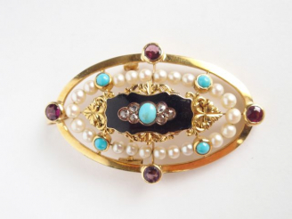 Vente aux enchères Broche Napoléon III en or jaune et onyx, rehaussée de perles, pierres 