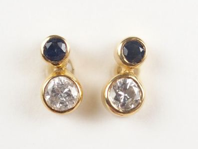 Paire de perce-oreilles ornées de brillants et pierres bleues. Poids t