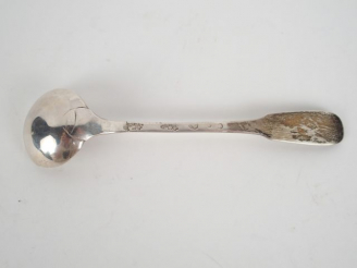 Vente aux enchères Cuillère à moutarde XVIIIe en argent. Poids : 15 g