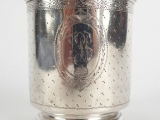 Vente aux enchères Timbale sur talon en argent, poinçon Minerve, décor guillauché, monogr