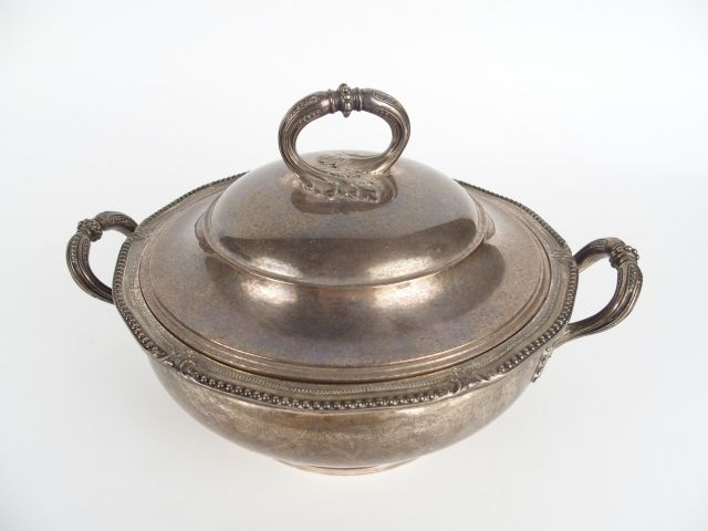 Légumier de style Louis XVI en argent, poinçon Minerve, à décor de ran