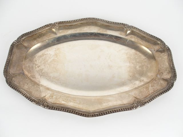 Plat ovale de style Louis XVI en argent, poinçon Minerve, à décor de r