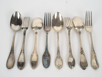 Vente aux enchères Quatre couverts en argent de style différents. Poids : 675 g