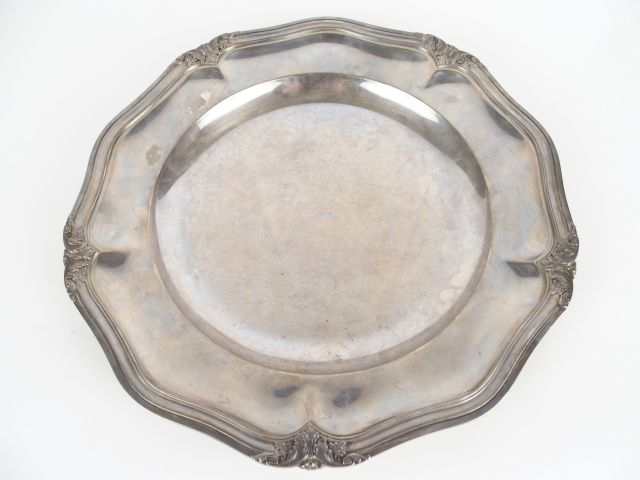Plat rond en argent espagnol, modèle à filets feuillagés. Poids : 970 