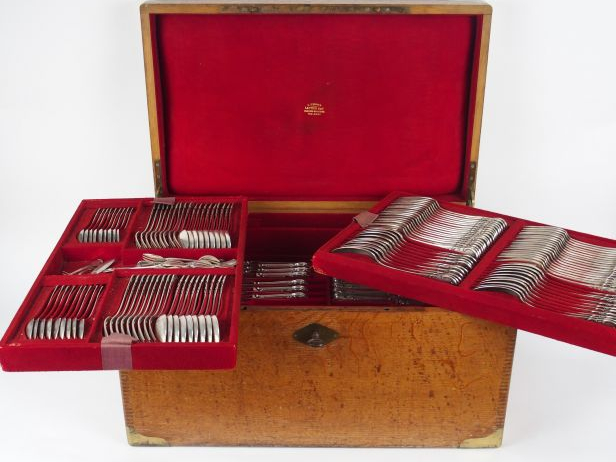 Belle ménagère en argent de style Rocaille, armoiries sous couronne et