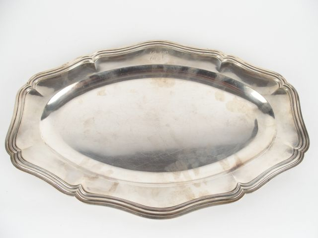 TURQUET. Grand plat ovale de style Louis XV en argent, poinçon Minerve
