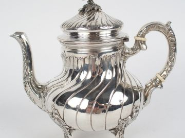 PUIFORCAT. Théière de style Rocaille en argent, poinçon Minerve, décor