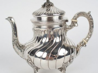 Vente aux enchères PUIFORCAT. Théière de style Rocaille en argent, poinçon Minerve, décor
